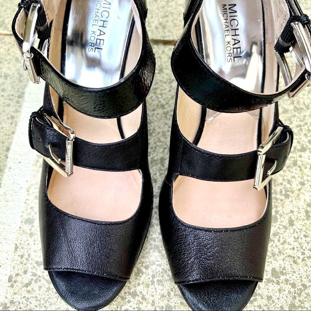 NEW MICHAEL KORS DESERT JETBLACK LEATHER BUCKLE STRAP HEELS 9-1/2M - Picture 3 of 16